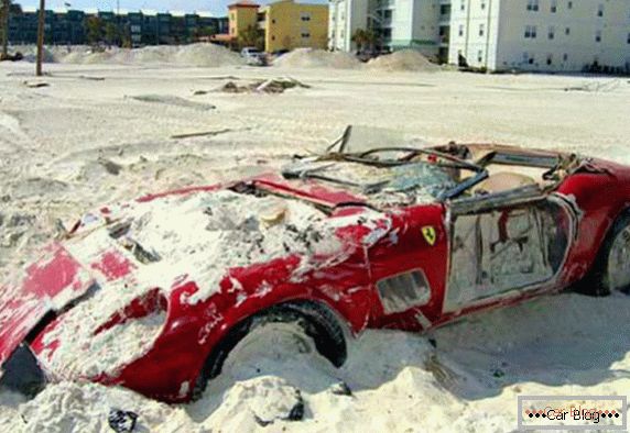 Ferrari 250 Spyder prekriven pijeskom