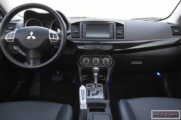 Mitsubishi lancer automobil ima stilski interijer s ergonomskim sjedalima.