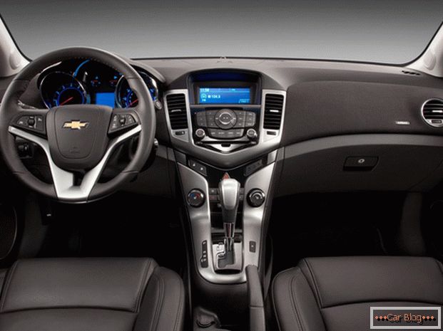 Unutrašnjost automobila Chevrolet Cruze порадует владельца качеством отделочных материалом и спортивной стилистикой