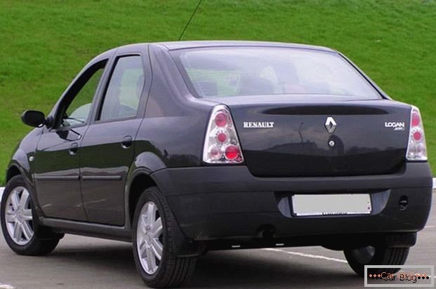 Renault Logan auto: stražnji pogled