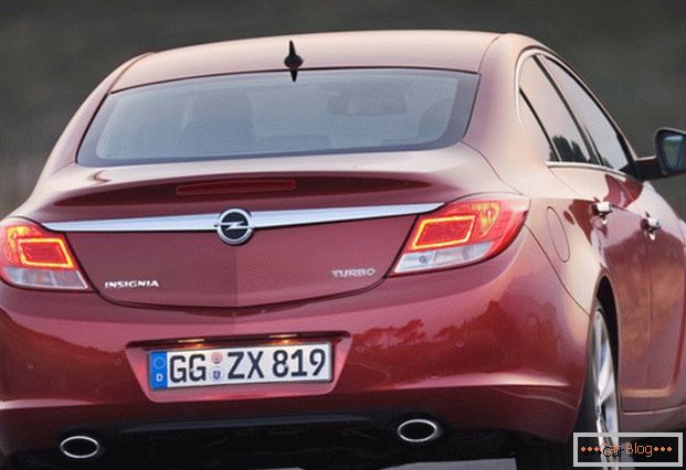 Opel Insignia Car: Stražnji pogled