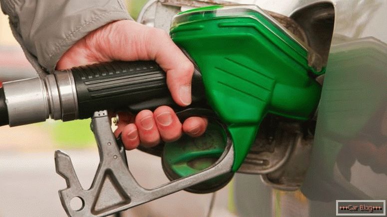 Znajući potrošnju goriva, automobil se može napuniti kada je to potrebno i koliko