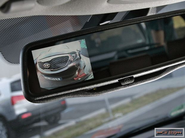 Slika iz stražnje kamere može se prenijeti na zrcalo pomoću monitora