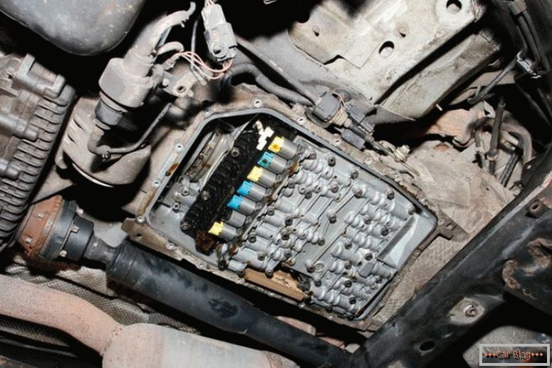 Land Rover Discovery 3 problemi s dnom automobila