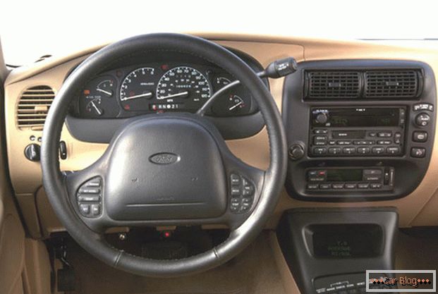 Kotač i upravljačka ploča automobila Ford Explorer