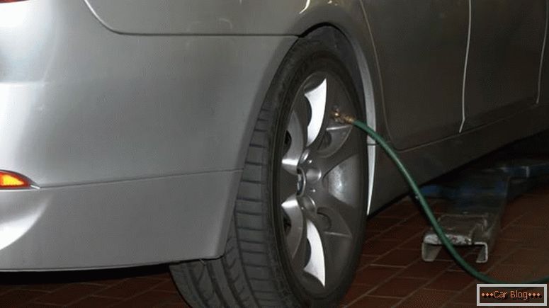 Napuhavanje guma treba slijediti preporuke proizvođača automobila, ali ne prelazite maksimalni dopušteni tlak naveden na gumama