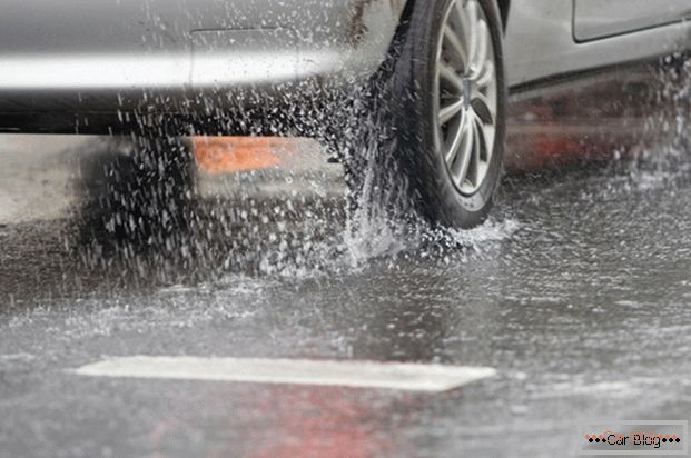 Nepravilna vožnja na kiši povećava potrošnju goriva