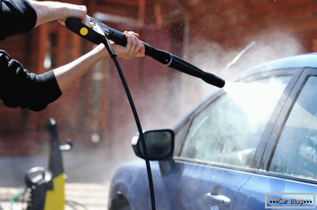 Bezosjetno pranje automobila omogućuje vam da automobil očistite bez krpe