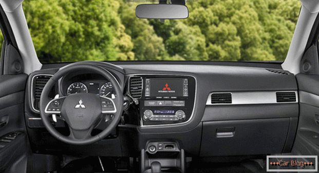 Mitsubishi Outlander automobil će ugoditi vlasniku s visokom razinom trim