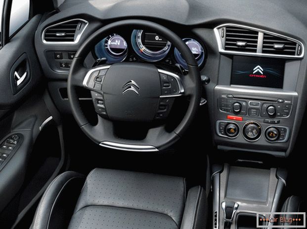 Unutrašnjost automobila Citroen C4 karakterizira prisutnost nadzorne ploče s tekućim kristalima