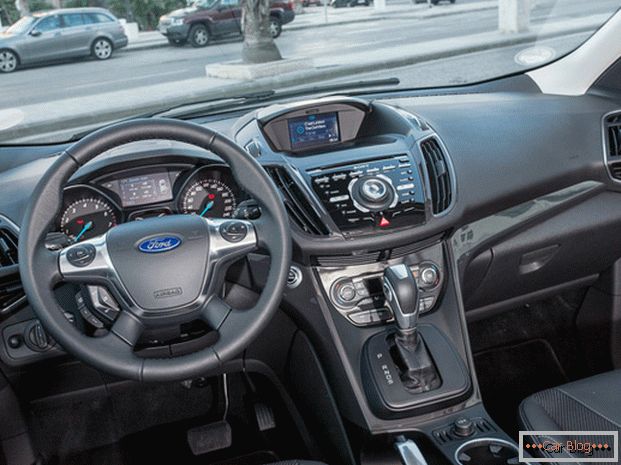 Ford Kuga ima prisutnost egzotičnih elemenata u kabini