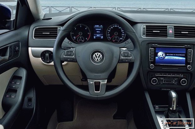 Salon Volkswagen Jetta oduševit će vas kvalitetnim završetcima i udobnim kontrolama