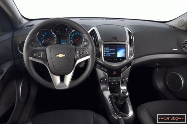 Interijer Chevrolet Cruze automobila poznat je po svojoj udobnosti i pouzdanosti