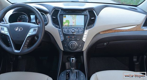 salon автомобиля Hyundai Santa Fe отличается наличием системы масса в водительском кресле и вместительным багажником