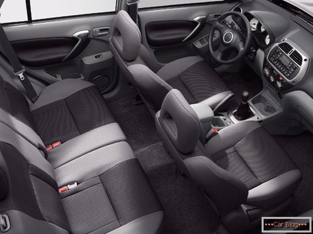Unutar auta Toyota Rav4 očekujete udobna sjedala i zaobljene dijelove