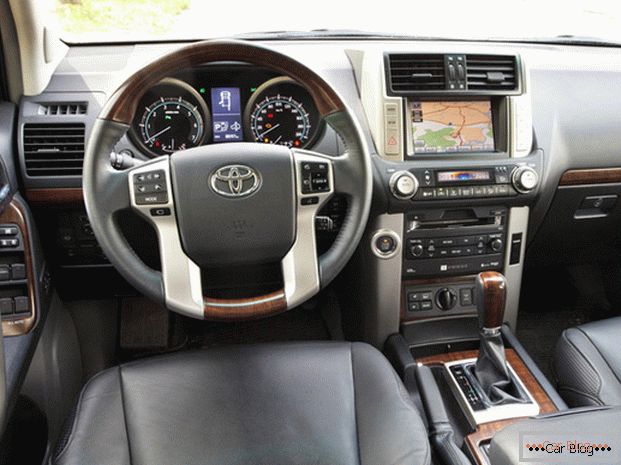 Auto salon Toyota Land Cruiser Prado отличается наличием прямых линий