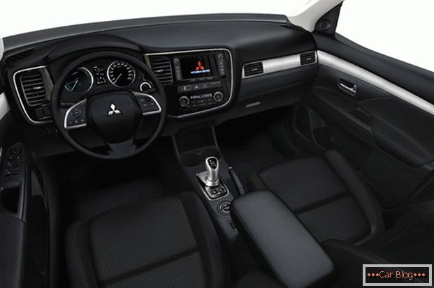 Unutrašnjost automobila Mitsubishi Outlander je lakonski i udoban.