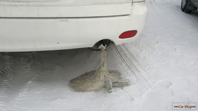 Zamrznuti ispušni sustav automobila